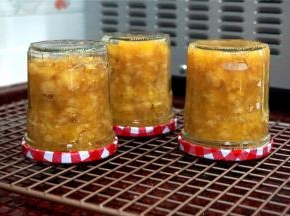 封盖后，立即倒扣30分钟，然后将果酱在室温放置3天，再放入冰箱冷藏保存。