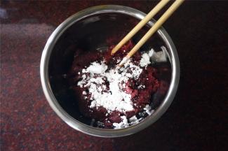 加入除麦芽糖、清水外的调料，拌均匀。