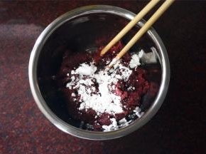 加入除麦芽糖、清水外的调料，拌均匀。