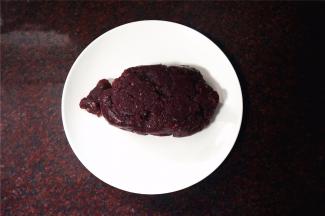 牛肉切片后用料理机打碎，没有料理机就老老实实用刀剁碎。