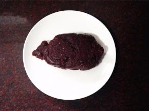 牛肉切片后用料理机打碎，没有料理机就老老实实用刀剁碎。