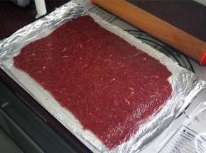 将牛肉分两次烘烤，每次一半的量。在锡纸上隔着保鲜膜，擀成3毫米厚的薄片。