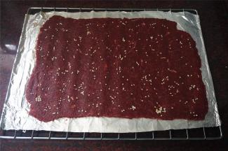 撒上少许白芝麻。