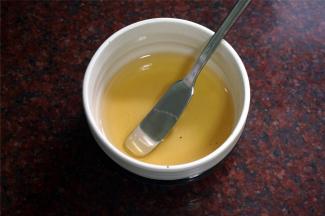 30克麦芽糖加入20克清水，拌至融化。