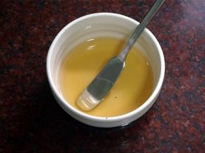 30克麦芽糖加入20克清水，拌至融化。