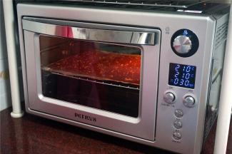 烤箱210度上下火预热后，放入中层，烘烤时间为30分钟。