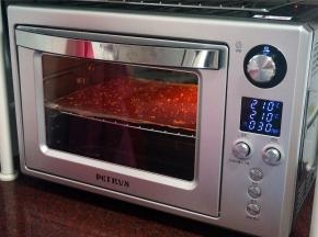 烤箱210度上下火预热后，放入中层，烘烤时间为30分钟。