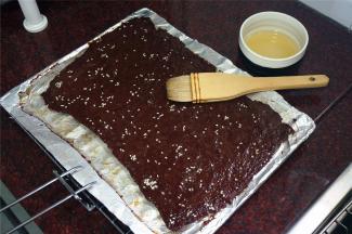 每隔5分钟取出，正反面刷上麦芽糖水，反转烤时另一面也撒上白芝麻。