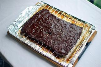 最后5分钟将锡纸去掉，牛肉片转移到烤架上，刷上麦芽糖水，放入烤至结束。