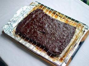 最后5分钟将锡纸去掉，牛肉片转移到烤架上，刷上麦芽糖水，放入烤至结束。