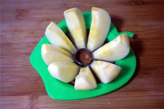 苹果洗净后去皮，去核后称量600克净肉备用。