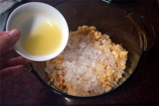 将苹果丁，苹果末，柠檬汁，冰糖一起放入玻璃盆里（不锈钢盆也可以），充分搅拌均匀。