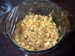 然后用保鲜膜封好，放入冰箱冷藏10~12小时，期间每3~4小时取出翻拌一下。