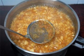 用中大火边煮边搅拌，沸腾后转为中小火，并捞出浮末。