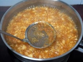 用中大火边煮边搅拌，沸腾后转为中小火，并捞出浮末。