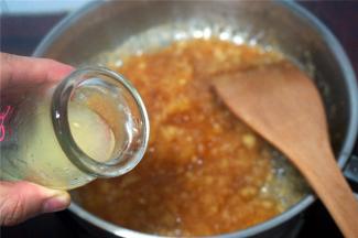 煮到果酱汁液浓缩至一半时，试味，若认为果酱不够酸，则加点柠檬汁调味。