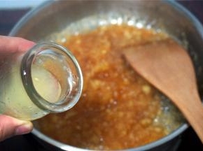 煮到果酱汁液浓缩至一半时，试味，若认为果酱不够酸，则加点柠檬汁调味。