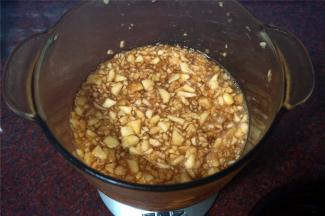 时间到，取出观察，冰糖融化后的糖水应盖过水果，如果尚未盖过，则适量加入清水，一般加入的清水不超过150毫升。我这里加入了150毫升。