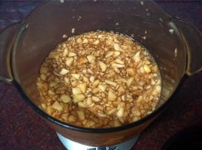 时间到，取出观察，冰糖融化后的糖水应盖过水果，如果尚未盖过，则适量加入清水，一般加入的清水不超过150毫升。我这里加入了150毫升。