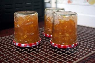 趁果酱仍在85度以上时装入消毒过的玻璃瓶，每瓶约9分满，装好立即盖上瓶盖，倒扣静置30分钟，然后清洗干净瓶子，室温正放3天后再冷藏保存。