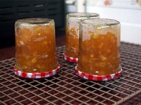 趁果酱仍在85度以上时装入消毒过的玻璃瓶，每瓶约9分满，装好立即盖上瓶盖，倒扣静置30分钟，然后清洗干净瓶子，室温正放3天后再冷藏保存。