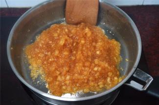 见果酱熬至浓稠，呈凹陷状后熄火。