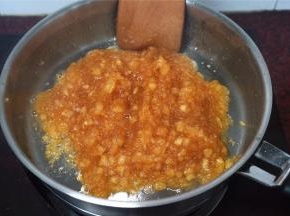 见果酱熬至浓稠，呈凹陷状后熄火。