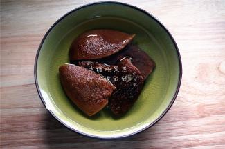 用清水将果皮浸泡湿润开来。