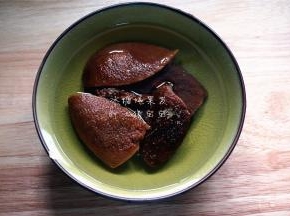 用清水将果皮浸泡湿润开来。