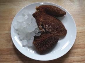 准备食材，干果皮和冰糖。