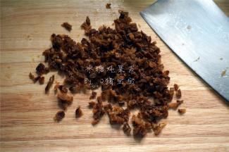 捞起果皮，切成碎粒状。