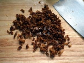 捞起果皮，切成碎粒状。