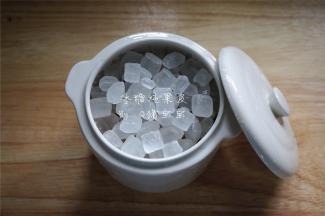 然后加入等重的冰糖，盖上盖子。