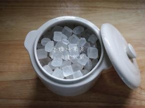 然后加入等重的冰糖，盖上盖子。