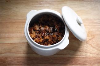 将切好的果皮粒放入炖盅里。