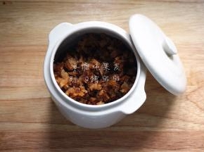 将切好的果皮粒放入炖盅里。