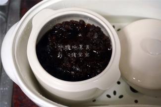 放入隔水炖盅里，慢火炖5个小时。