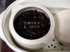 放入隔水炖盅里，慢火炖5个小时。