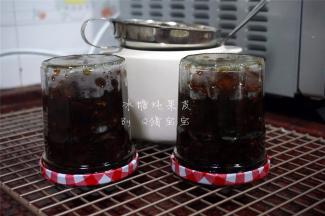 将炖好的果皮装入玻璃瓶里，立即倒扣，30分钟，冷却后放冰箱冷藏保存。吃的时候蒸热吃或泡水喝都行。