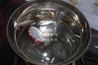 玻璃瓶用沸水消毒备用。