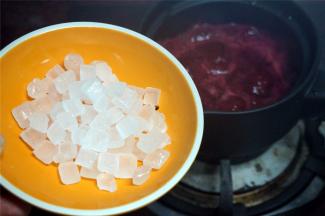 加入冰糖粒，然后转为小火熬煮，过程需要不时搅拌。