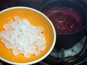 加入冰糖粒，然后转为小火熬煮，过程需要不时搅拌。