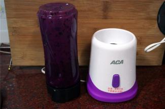 将蓝莓放入料理杯，不用加水，直接打成果泥。