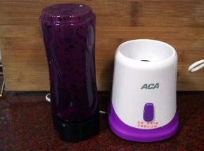 将蓝莓放入料理杯，不用加水，直接打成果泥。