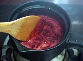 将果泥倒入陶瓷锅里，先中火煮沸腾。