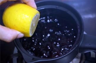 煮至蓝莓汤汁五成干的时候，挤入适量的鲜柠檬汁（用量随自己口味）。