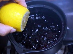 煮至蓝莓汤汁五成干的时候，挤入适量的鲜柠檬汁（用量随自己口味）。