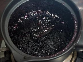 后期注意不停地搅拌，直至能画出纹路，纹路不易消失的时候熄火。