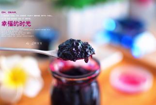 将熬制好的果酱趁热装入已消毒的玻璃瓶中，倒扣30分钟后室温放置3天，然后放入冷藏室保存。