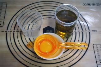 准备食材，鸡蛋分离出蛋黄，备用。